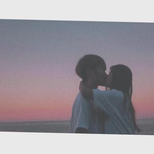 男生咬女生小头头照片真实
