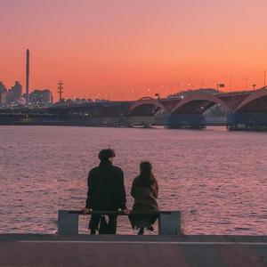 男生咬女生小头头照片真实
